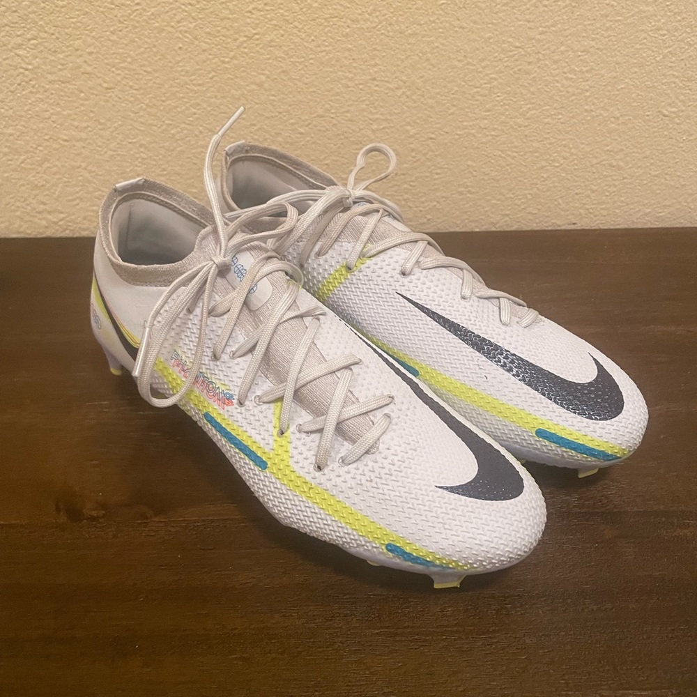 Slightly used mike soccer cleats size 7.5